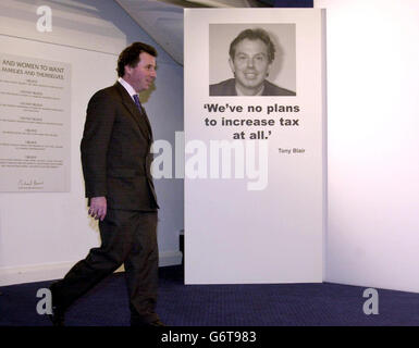 Il cancelliere ombra Oliver Letwin, in piedi contro un muro di banconote, svela una campagna pre-budget che sottolinea ciò che egli sostiene è la tassa extra del lavoro 5,000 all'anno per famiglia, presso la sede centrale del Tory Party a Londra. Il cancelliere ombra Oliver Letwin oggi ha sfidato Tony Blair e Gordon Brown a 'venire a posto' sugli aumenti fiscali che egli ha previsto seguiranno una terza vittoria delle elezioni generali del New Labour. Foto Stock