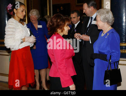 La Regina Elisabetta II della Gran Bretagna (destra) incontra l'Esecutivo della BBC Lorraine Heggessy (centro) e l'autrice Zadie Smith (a sinistra) in un ricevimento tenuto a Buckingham Palace, dove celebrità, scrittori, star dello sport, accademici e professionisti del business erano tra le molte donne che si sono prodigate dalla Famiglia reale. Foto Stock