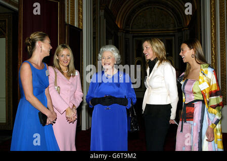 La Regina Elisabetta II della Gran Bretagna (centro a sinistra) incontra (da sinistra) il modello Kate Moss, l'autore J K Rowling, Model Heather Mills-McCartney e la cantante Charlotte Church in un ricevimento tenuto a Buckingham Palace, dove celebrità, scrittori, stelle sportive, Gli accademici e gli high-flyer di affari erano fra le molte donne realizzatrici che sono state salutate dalla famiglia reale. Foto Stock