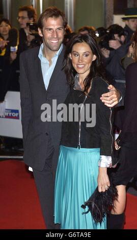 Lo sportivo di tennis Greg Rusedski e sua moglie Lucy arrivano per il Daily Mirror's Pride of Britain Awards al London Hilton on Park Lane, nel centro di Londra. I premi annuali sisth nominati dai lettori celebrano l'eroismo e il coraggio. Foto Stock