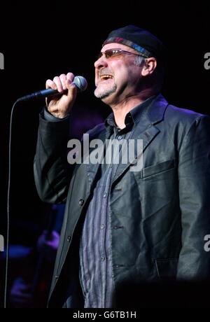 Paul Carrack si esibisce dal vivo all'One Generation 4, un altro concerto di beneficenza in aiuto dei Lord's Taverners, presso la Royal Albert Hall nel centro di Londra. Foto Stock