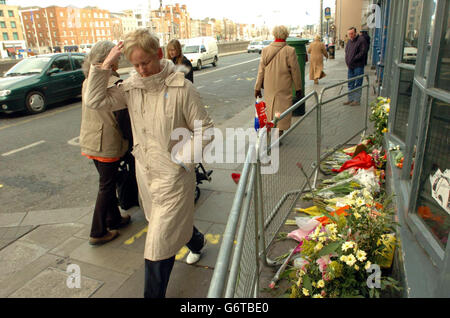 Fiori sulla scena del crash autobus di ieri nel centro di Dublino. L'incidente è avvenuto a pochi metri dalle porte del lussuoso Clarence hotel, di proprietà del gruppo rock degli U2. Foto Stock
