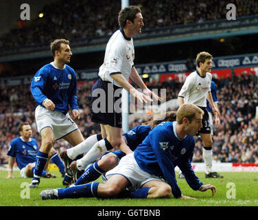 Robbie Keane di Tottenham Hotspur segna un gol contro Leicester City, durante la partita di Barclaycard Premiership a White Hart Lane, a nord di Londra. Foto Stock