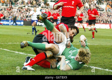 L'irlandese Brian o'Driscoll (centro a destra) segna il sesto tentativo contro la sfida di Sonny Parker del Galles durante la partita RBS 6 Nations a Lansdowne Road, Dublino. L'Irlanda ha vinto il 36-15. Foto Stock