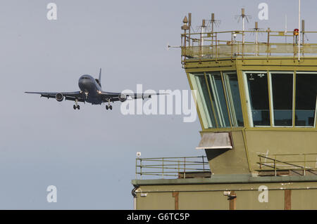 Un aereo TriStar che porta membri di 617 Squadron, i Dambusters, ritorna a RAF Lossiemouth, a Moray, dall'Afghanistan, prima di sciogliersi fino al 2016. PREMERE ASSOCIAZIONE foto. Data immagine: Martedì 4 febbraio 2014. L'unità verrà sciolta il 1° aprile come parte del progetto di tiraggio della forza di Tornado GR4, ma si riformerà nel 2016, prendendo la consegna del ''altamente avanzato'' Lightning II fighter. Lo squadrone partì per l'Afghanistan in ottobre, il suo schieramento finale per fornire ricognizione aerea alle forze di terra a guida afghana. È probabilmente lo squadrone più famoso del RAF, creato Foto Stock