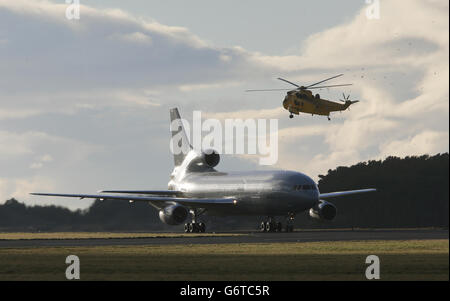 Un aereo TriStar che porta membri di 617 Squadron, i Dambusters, ritorna a RAF Lossiemouth, a Moray, dall'Afghanistan, prima di sciogliersi fino al 2016. PREMERE ASSOCIAZIONE foto. Data immagine: Martedì 4 febbraio 2014. L'unità verrà sciolta il 1° aprile come parte del progetto di tiraggio della forza di Tornado GR4, ma si riformerà nel 2016, prendendo la consegna del ''altamente avanzato'' Lightning II fighter. Lo squadrone partì per l'Afghanistan in ottobre, il suo schieramento finale per fornire ricognizione aerea alle forze di terra a guida afghana. È probabilmente lo squadrone più famoso del RAF, creato Foto Stock