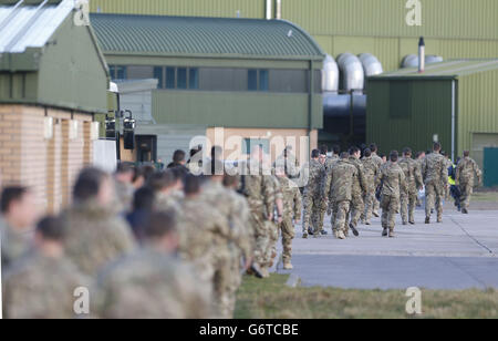 I membri di 617 Squadron, i Dambusters, ritornano a RAF Lossiemouth, a Moray, dall'Afghanistan, prima di sciogliersi fino al 2016. Foto Stock