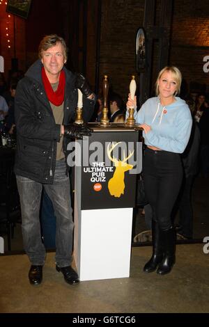 Richard Madeley (a sinistra) e sua figlia Chloe Madeley frequentano il Centrepoint Ultimate Pub Quiz a Village Underground, Londra, in aiuto del Centrepoint benefico per i giovani senza casa. Foto Stock