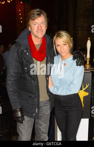 Richard Madeley (a sinistra) e la sua figlia Chloe Madeley frequentano il Centrepoint Ultimate Pub Quiz presso Village Underground, Londra, in aiuto del Centrepoint benefico per i giovani senza casa. Foto Stock