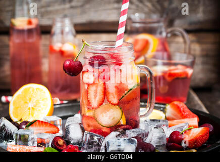 Infusa sano detox acqua con frutti di bosco freschi e frutta a mason jar Foto Stock