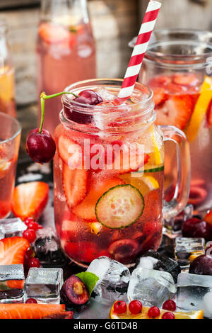 Infusa sano detox acqua con frutti di bosco freschi e frutta a mason jar Foto Stock