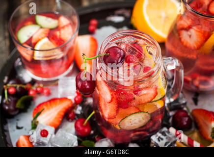 Infusa sano detox acqua con frutti di bosco freschi e frutta a mason jar Foto Stock