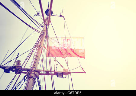 Vintage tonica bandiera polacca su una nave a vela pennone al tramonto. Foto Stock