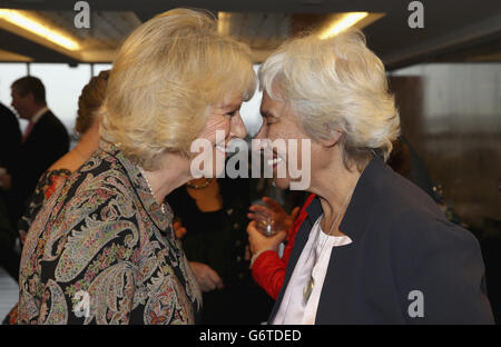 La Duchessa di Cornovaglia esegue un tradizionale saluto 'Hongi' Maori incontrando Esther Kerr Jessop, membro fondatore del Ngati Ranana London Maori Club, durante una celebrazione del successo delle donne neozelandesi nel Regno Unito il giorno di Waitangi, tenuto presso la New Zealand House, nel centro di Londra. Foto Stock