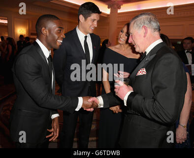 Il Principe del Galles incontra la cantante Tinie Tempah (a sinistra), il presentatore Vernon Kay (seconda a sinistra) e sua moglie Tess Daly (parzialmente oscurata) in un ricevimento per la cena di gala Prince's Trust Invest in Futures al Savoy Hotel, Londra. PREMERE ASSOCIAZIONE foto. Data immagine: Giovedì 6 febbraio 2014. Il credito fotografico dovrebbe essere: Chris Jackson/PA Wire Foto Stock