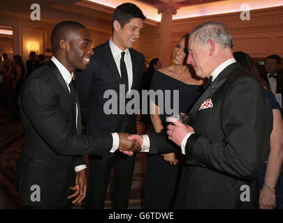 Il Principe del Galles incontra la cantante Tinie Tempah (a sinistra), il presentatore Vernon Kay (seconda a sinistra) e sua moglie Tess Daly (parzialmente oscurata) in un ricevimento per la cena di gala Prince's Trust Invest in Futures al Savoy Hotel, Londra. Foto Stock