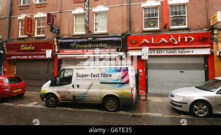 Ristoranti asiatici su Brick Lane, a est di Londra, famosi per le sue numerose case di curry. Foto Stock