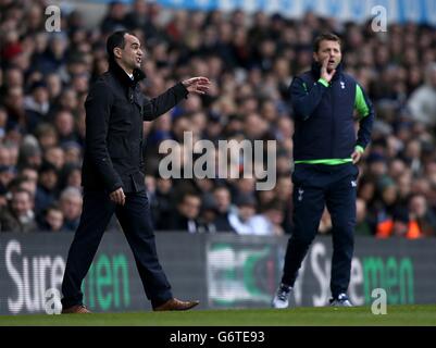 Calcio - Barclays Premier League - Tottenham Hotspur v Everton - White Hart Lane. Roberto Martinez (a sinistra) e Tottenham Hotspur manager Tim Sherwood sulla linea di contatto Foto Stock