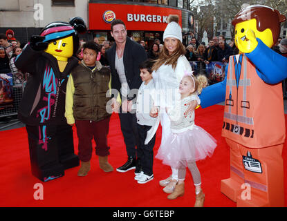 Katie Price e il marito Kieran Hayler con i bambini Harvey (a sinistra) Junior e Princess che arrivano a una proiezione celebrità del Lego Movie al Vue West End, Leicester Square, Londra. Foto Stock