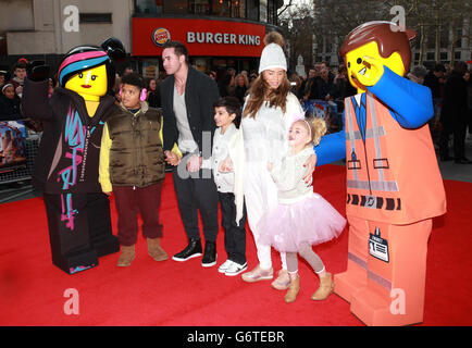 Katie Price e il marito Kieran Hayler con i bambini Harvey (a sinistra) Junior e Princess che arrivano a una proiezione celebrità del Lego Movie al Vue West End, Leicester Square, Londra. Foto Stock