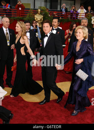 L'attore Sean Penn arriva con sua madre Eileen (a destra) e sua moglie Robin Wright-Penn arriva al Kodak Theatre di Los Angeles per i 76th Academy Awards. Sean indossa una tuta di Giorgio Armani. Foto Stock