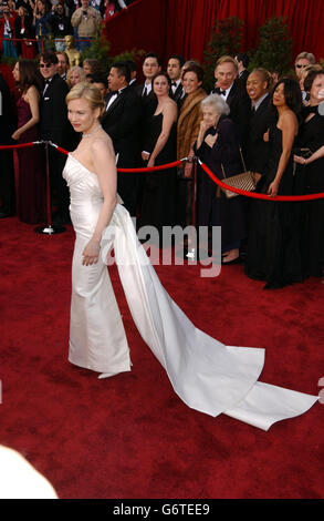 L'attrice Renee Zellweger arriva al Kodak Theatre di Los Angeles per i 76th Academy Awards. Renee indossava un abito di Carolina Herrera, accessorised con una borsa diamante Judith Lieber, del valore di 2000. Renee indossava anche quasi un milione di dollari di gioielli Cartier, tra cui una collana ovale a 73 carati e a forma di pera e un bracciale a 35 carati con diamanti. Foto Stock