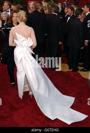 L'attrice Renee Zellweger arriva al Kodak Theatre di Los Angeles per i 76th Academy Awards. Renee indossava un abito di Carolina Herrera, accessorised con una borsa diamante Judith Lieber, del valore di 2000. Renee indossava anche quasi un milione di dollari di gioielli Cartier, tra cui una collana ovale a 73 carati e a forma di pera e un bracciale a 35 carati con diamanti. Foto Stock