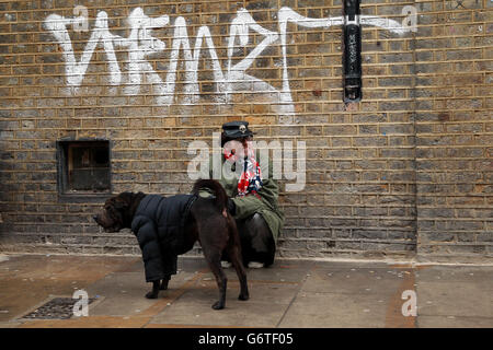 Ristoranti Brick Lane - Londra - stock. Un uomo e il suo cane su Brick Lane, a est di Londra. Foto Stock