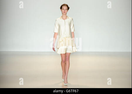 Lela Rose passerella - La Settimana della Moda di New York 2014 Foto Stock