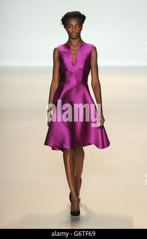 Modellare sulla passerella alla sfilata di moda LELA Rose al Lincoln Center di New York, come parte della Mercedes Benz New York Fashion Week 2014. Foto Stock
