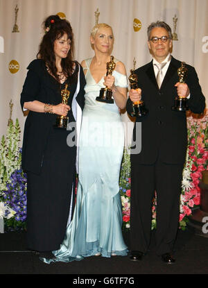Annie Lennox (centro) con Fran Walsh e Howard Shore e i loro Oscar per la miglior canzone al Kodak Theatre di Los Angeles durante i 76th Academy Awards. Annie indossa un abito di Stella McCartney. Foto Stock