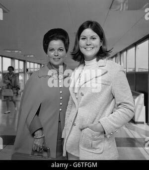 Shirley Temple (Mrs Black), stella dello schermo degli anni '30 e moglie dell'ingegnere dell'elettronica Charles Black, all'arrivo all'aeroporto di Heathrow a Londra da Los Angeles con sua figlia Susan. Foto Stock