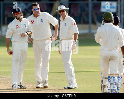 Nasser Hussain (a sinistra) Ashley Giles e il capitano Michael Vaughan celebrano il quarto wicket, durante l'ultimo giorno della partita contro la Giamaica al Sabina Park, Kingston, Giamaica. Foto Stock