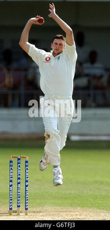 L'Inghilterra, il veloce bowler Stephen Harmison in azione, durante l'ultimo giorno del tour match contro la Giamaica a Sabina Park, Kingston. Foto Stock