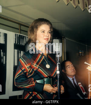 Shirley Temple Black, ex stella infantile degli anni '30, che è in un tour di lingua europea per conto del Comitato Nazionale Repubblicano, parlando in un ricevimento londinese in suo onore. È ospite d'onore al Cafe Royal di Londra per aprire la campagna in Gran Bretagna, organizzata per conto del Partito Repubblicano degli Stati Uniti d'America. Foto Stock