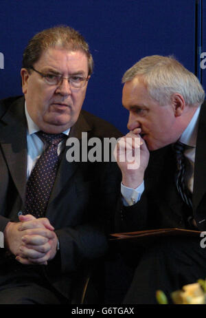 John Hume (a sinistra), ex leader SDLP e premio Nobel, chiacchierava con il primo ministro irlandese Bertie Ahern. Ahern ha parlato del ruolo dell'UE nella pace mondiale ad un pubblico selezionato, tra cui Martin McGuinness di Sinn Feins e Mark Durkan, leader della SDLP, presso l'Università di Ulster, Derry, Irlanda del Nord. Foto Stock
