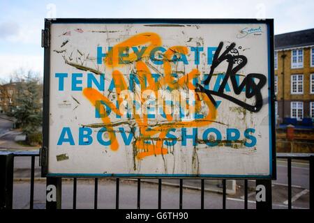 Un cartello sulla tenuta Heygate, in Elephant and Castle, nel sud di Londra, che è in fase di demolizione. Foto Stock