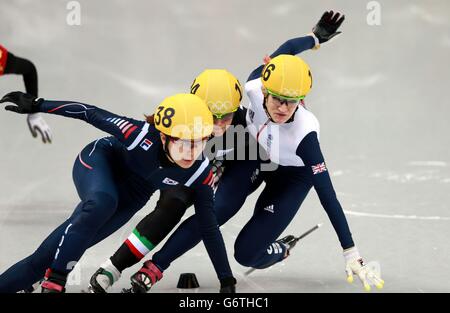 Il Gran Bretagna Elise Christie (a destra) si schianta nella finale di Ladies 500m durante i Giochi Olimpici Sochi 2014 a Sochi, Russia. Foto Stock