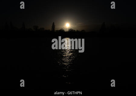 Calcio - Barclays Premier League - Fulham / Liverpool - Craven Cottage. Vista generale del sole sopra il Tamigi Foto Stock