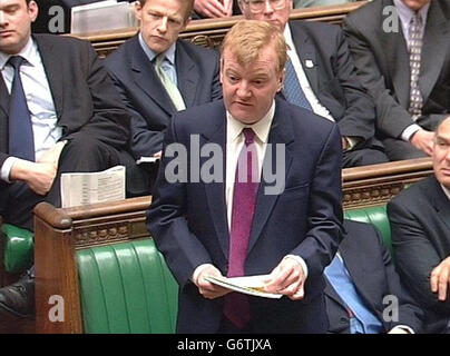 Il leader liberaldemocratico Charles Kennedy durante il tempo delle interrogazioni del primo Ministro alla Camera dei Comuni di Londra. Foto Stock