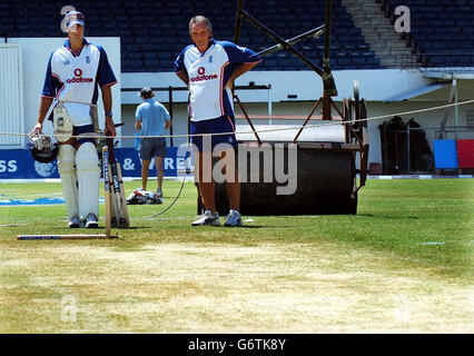 Il capitano inglese Michael Vaughan (a sinistra) e il team manager Phil Neale ispezionano il campo di prova al Sabina Park di Kingston, Giamaica, prima di giocare alle West Indies nel primo test della serie Cable & Wireless. Foto Stock