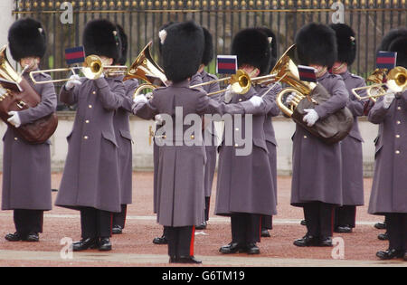 La Coldstream Guards Band suona l'inno nazionale della Spagna nel piazzale di Buckingham Palace, Londra, durante una cerimonia rivista di cambio della Guardia in memoria delle persone uccise durante gli attentati terroristici di Madrid la scorsa settimana. Duecento persone sono state uccise a Madrid quando giovedì una serie di bombe sono state strappate attraverso treni di punta. Foto Stock