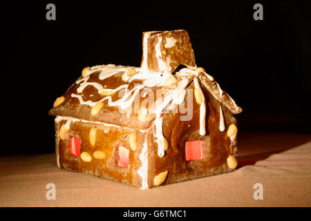 Gingerbread house all'interno con la luce Foto Stock