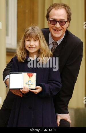 Il leggendario cantante degli anni '60 Ray Davies, 59 anni, della band The Kinks si trova con sua figlia, Eva, 7 anni, dopo aver ricevuto un CBE per i servizi alla musica nella New Year Honors List, durante una cerimonia di investitura tenuta a Buckingham Palace, Londra. Davies, classici successi includono Waterloo Sunset, You Really Got Me, All Day e All of the Night, Dedicated Follow of Fashion, Sunny Afternoon e Lola. Foto Stock