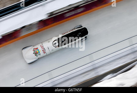 Gli Oskars Melardis della Lettonia guidano la Lettonia 1 in addestramento di Bobsleigh durante i Giochi Olimpici di Sochi 2014 a Sochi, Russia. Foto Stock