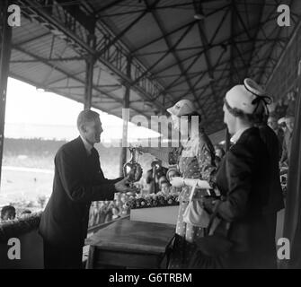 Roger Banister riceve la coppa del vincitore per la gara di 880 yard dalla Regina ai Campionati Amateur Athletic Association di White City. Foto Stock