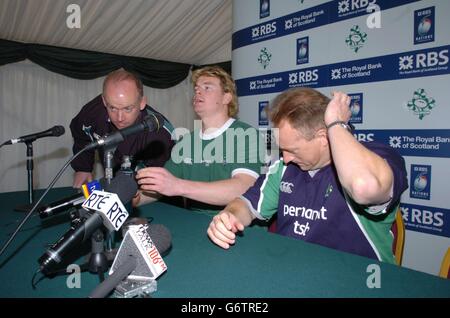 Brian o'Driscoll (centro) e il manager irlandese Eddie o'Sullivan (destra) partecipano a una conferenza stampa a Landsdowne Road, Dublino, prima della partita RBS 6 Nations di domani contro la Scozia. Foto Stock