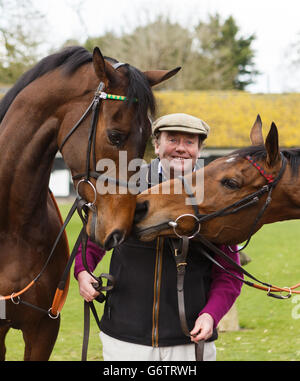 Allenatore Nicky Henderson con la mia tenda o la tua (a sinistra) e Bobs Worth (a destra) durante una visita stabile a Seven Barrows, Lambourn. Foto Stock