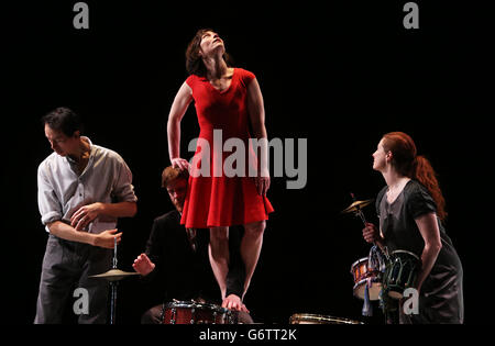 I ballerini Liz Roche (centro) e Henry Montes (a sinistra) della compagnia di danza irlandese Liz Roche Company, con il batterista Bryan o'Connell (2° a sinistra) e l'attrice Caitriona Ni Mhurchu (a destra), eseguono un estratto di interloper al Samuel Beckett Theatre, Trinity College di Dublino, che si svolge dal 26 febbraio al 1° marzo. Foto Stock