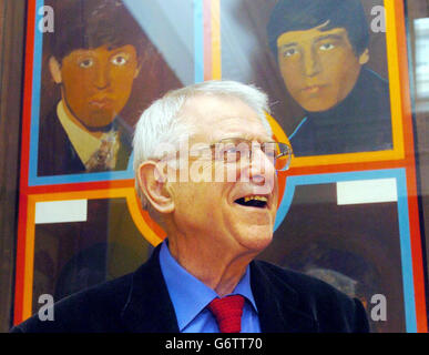 Il professor Sir Colin St John Wilson, architetto della British Library, Si trova di fronte ai "1962 Beatles" di Peter Blake, mentre discute alcune delle 600 opere d'arte della sua collezione personale che sta dando attraverso il National Art Collections Fund alla Pallant House Gallery di Chichester, in occasione di un lancio stampa nella parte ovest di Londra. La collezione assemblata è composta da importanti artisti moderni e contemporanei che lavorano nel Regno Unito nel corso dell'ultimo secolo, tra cui Lucian Freud, Frank Auerbach, Peter Blake e Patrick Caulfield. Foto Stock